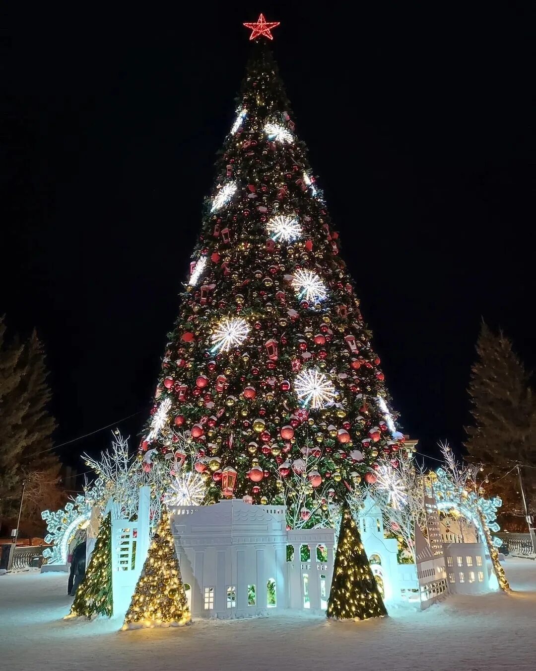 Новогодняя площадь новосибирск. Новогодний город. Новосибирск новый год. Новый год в новосибирске куда сходить. Новый год в новосибирске куда сходить.