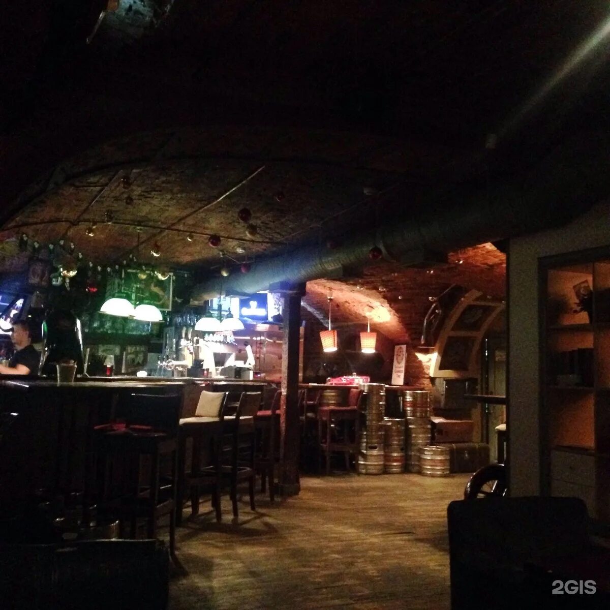 Кафе холостяк краснодар. Холостяк краснодар. Маккей паб краснодар. Бар холостяк краснодар. Барная стойка в виде машины.