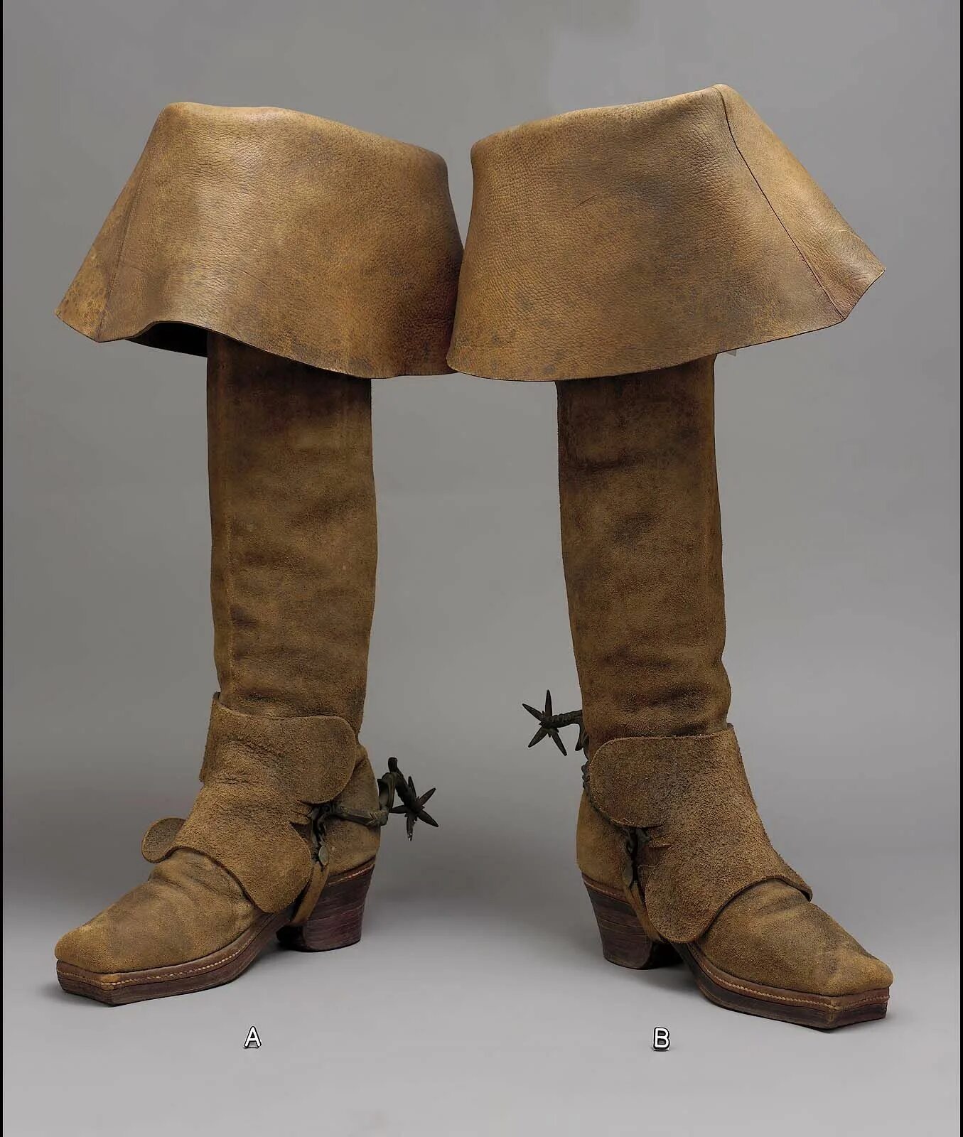 Старые ботфорты. Сапоги петра 1. Ботфорты мужские. Ботфорты петра 1 в оружейной палате. Ботфорты петра 1.