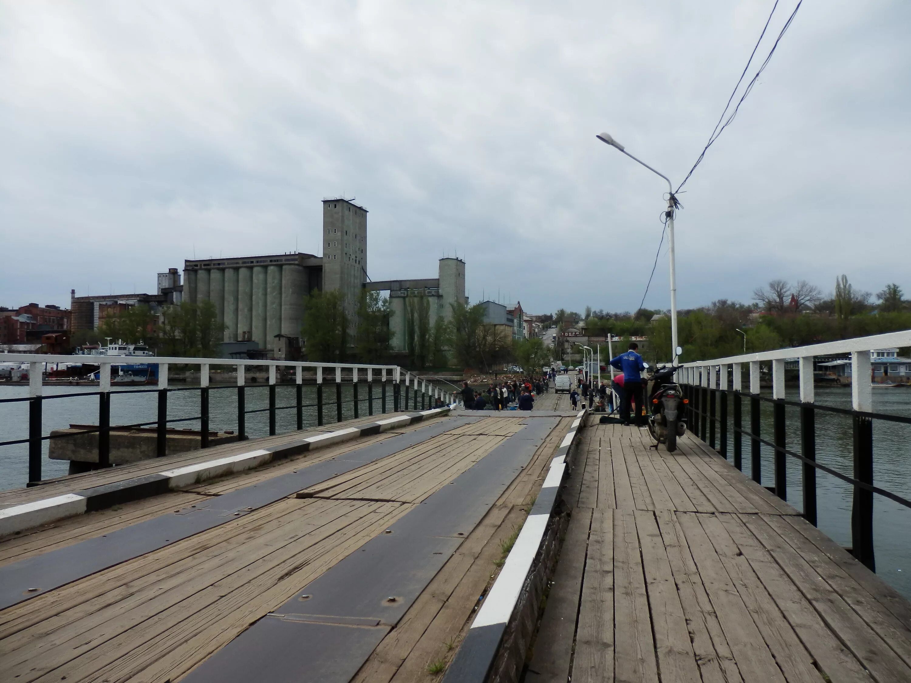 Понтонный мост на зеленый остров. Мост на зеленый остров в ростове на дону. Понтонный мост ростов. Понтонный мост ростов. Понтонный мост ростов на дону.