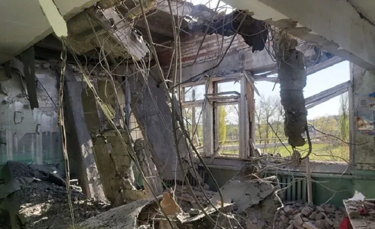Дом в краматорске капсула. Краматорск после обстрела. разрушенный дом без стен. разрушенный донбасс. разрушенные дома донбасса.