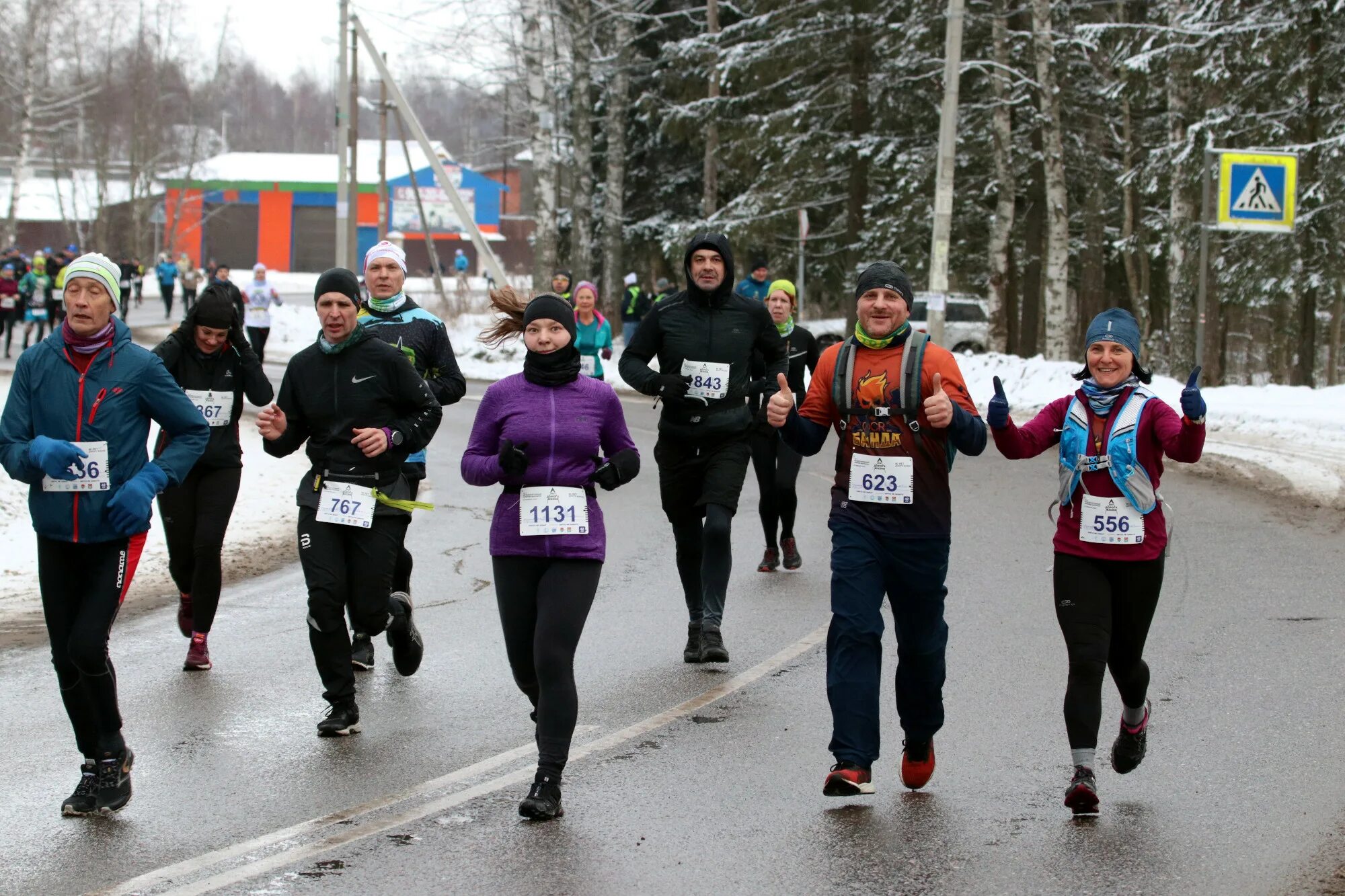Зимний марафон дорога жизни. Зимний полумарафон. Зимний марафон бег. Зимний забег марафон. Дорога жизни санкт-петербург забег.
