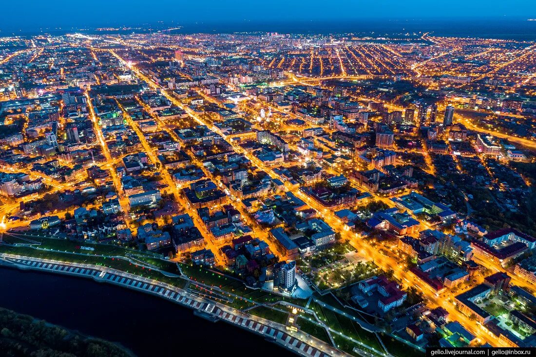 Тюмень зимой. Тюмень. Тюмень с высоты птичьего полета. Фейерверк на день города тюмень. Цветной бульвар ночной тюмень.