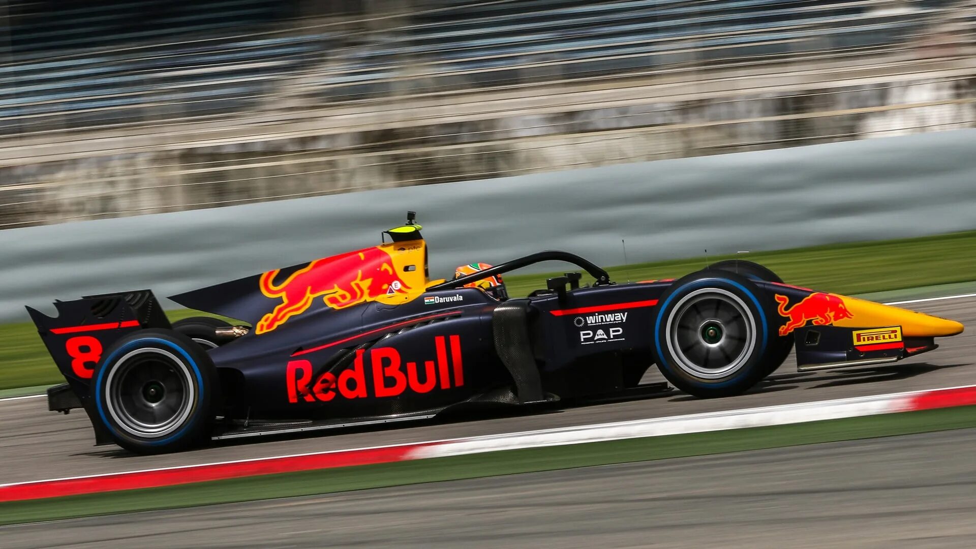 Формула 2 спортсмена. Formula 2 Red bull. Red bull f1 2022. Red bull f1 2021 Cockpit. F1 2004 Red bull.