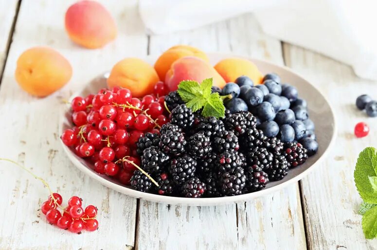 Свежие ягоды. Ягодные витамины. Витаминные ягоды. Тарелка с ягодами