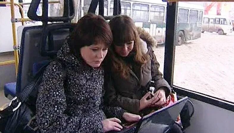 Девушка в метро корея. Места для беременных в корее метро. Автобусы в китае. Кореянку в транспорте. Корейские вагоны метро.