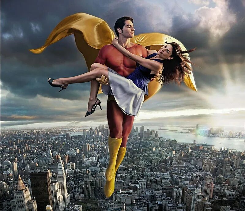 Супер летай. Супермен с девушкой на руках. супер герой спасает девушку. супермен несет на руках. девушка супермен.