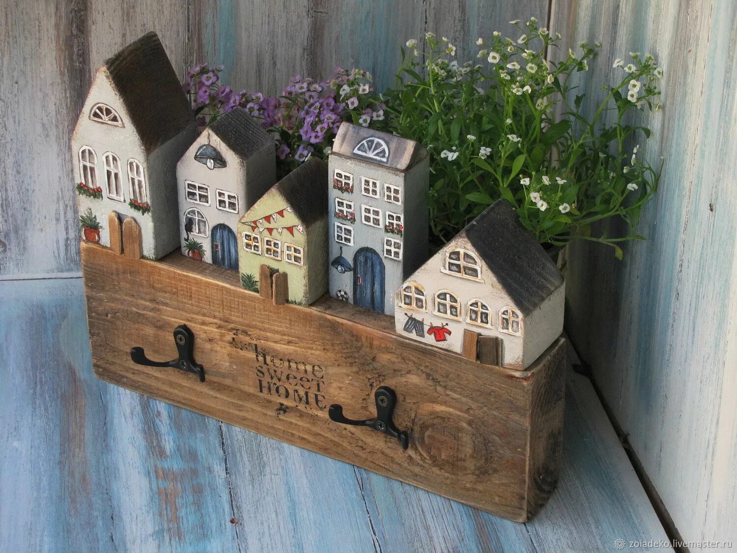 Ключница деревянная цн9083. Домик вешалка для ключей. Ключница настенная "домики". Ключница настенная "домики". Ключница с деревом и домиком.