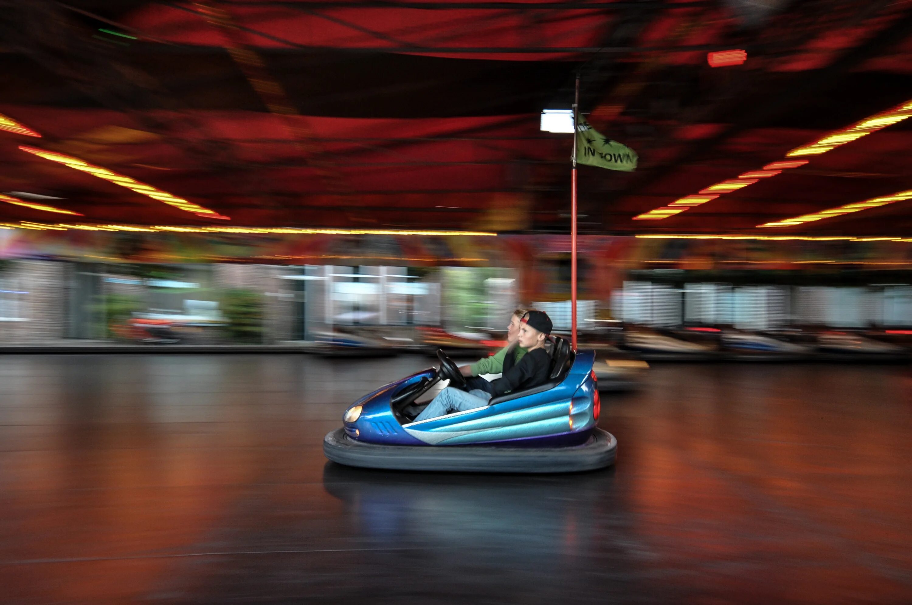 Развлечение транспорт. Аттракцион машины. Bumper car. Машинки в парке аттракционов. Гонки.