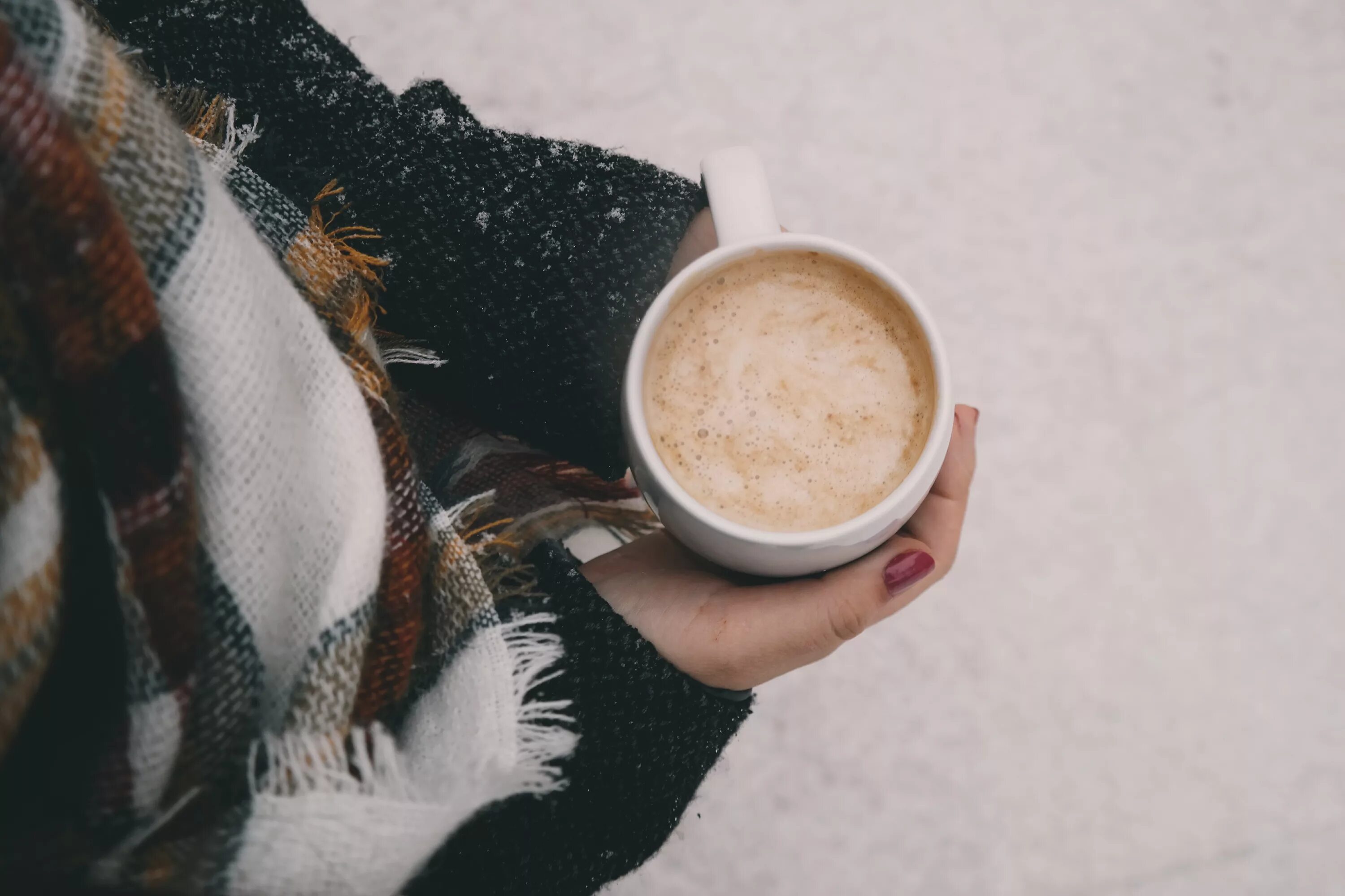Зимний кофе. Утренний кофе зимой. Зимнее утро кофе. Горячий чай зимой. Кофе стал холодным