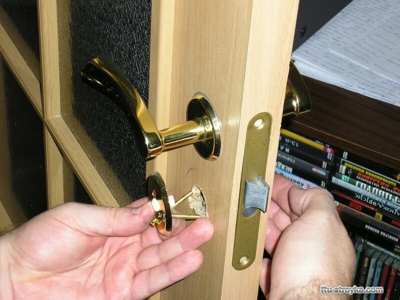 Как перевернуть защелку в замке? Все способы поменять язычок защелки в разных за