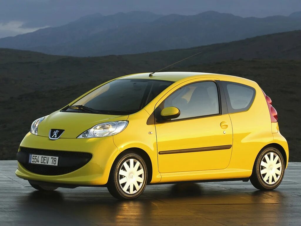 Машина небольшого размера. Peugeot 107 i. Пежо малолитражка 107. Пежо 107 трехдверная. Пежо 107 двухдверная.