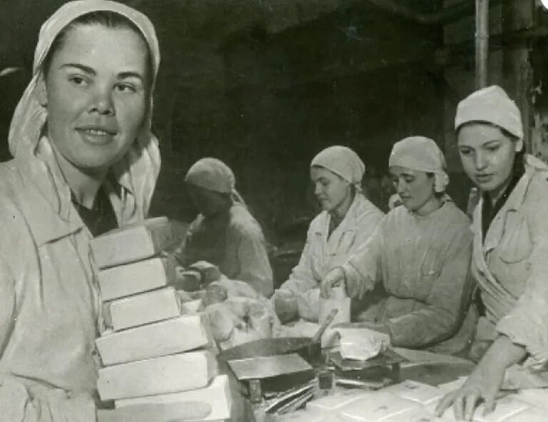 фото 1933 года в тылу. женщины труженицы тыла в годы великой отечественной войны. учителя в годы великой отечественной войны. подвиг тружеников тыла в годы великой отечественной войны. таджикистан в годы вов 1941-1945.