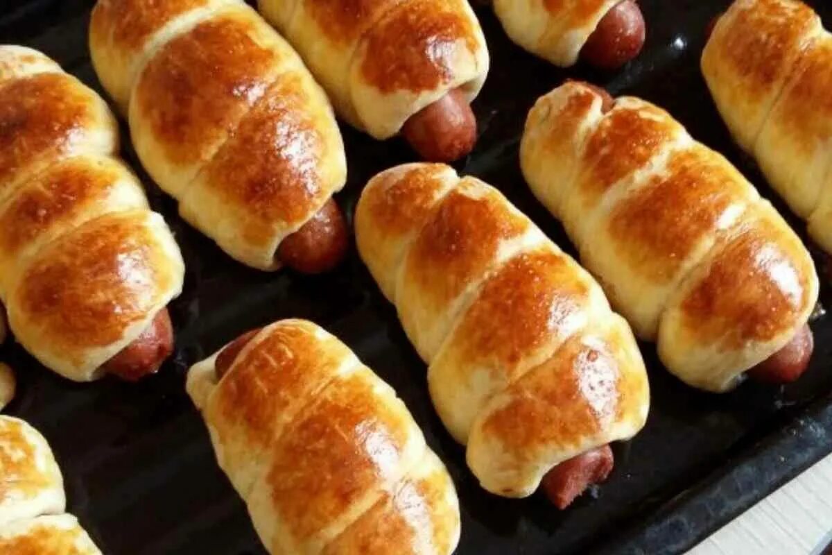 Сколько в духовке печь сосиски в тесте. Сосиски в тесте для детей. Запеченные сосиски в духовке. Сосиска в тесте. Сосиска в тесте.