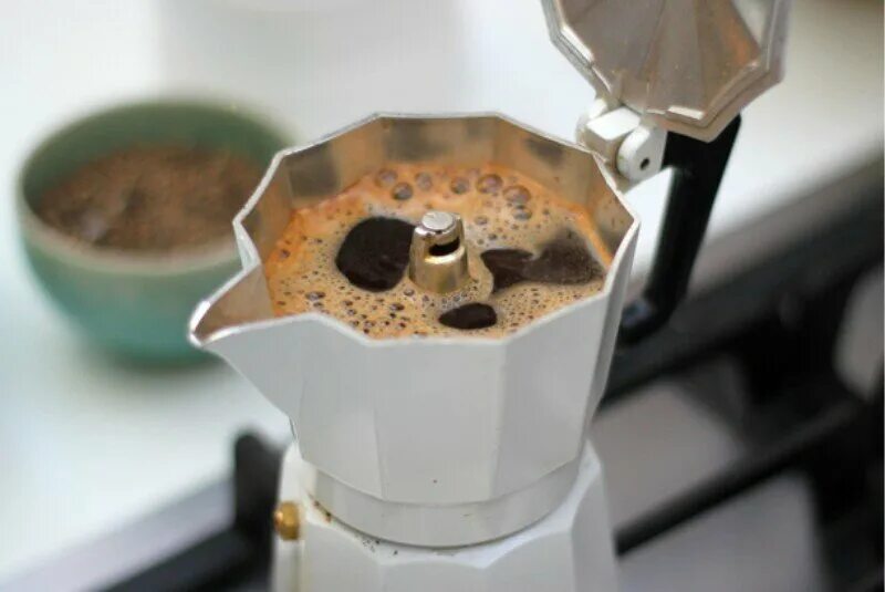 Кофе сварен или сварено. Кофеварка гейзерная Pedrini 1942. Гейзерная кофеварка для капучино. Гейзерная кофеварка Caffe Vergnano. Кофе в гейзерной кофеварке.