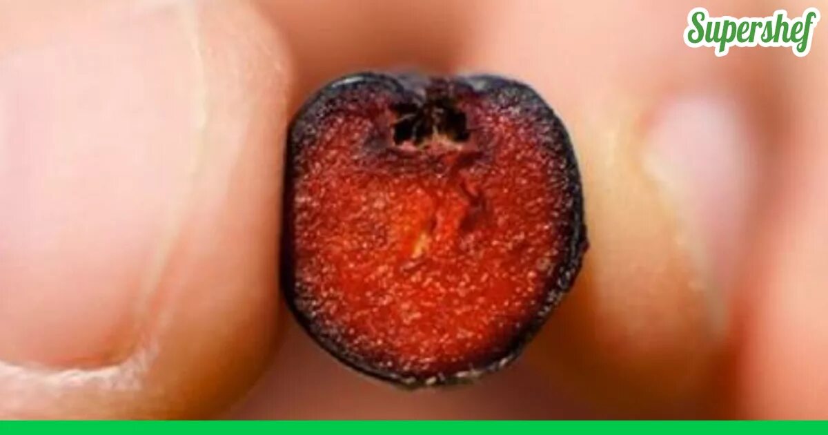 человек лимон. сладкий привкус во рту причины у женщин причины. ангулярный хейлит кандидоз. красивые женские губы. человек ест лимон.