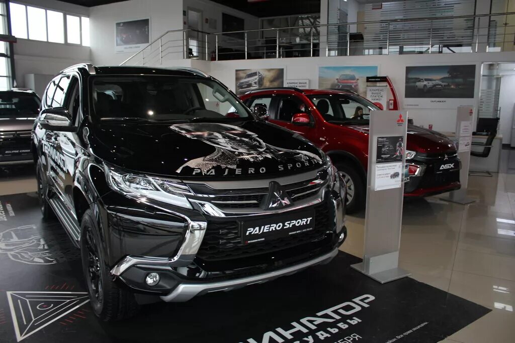 Автосалон Митсубиши. Автосалон Mitsubishi. Мицубиси в автосалоне. Mitsubishi дилер. Мицубиси аутлендер дилер