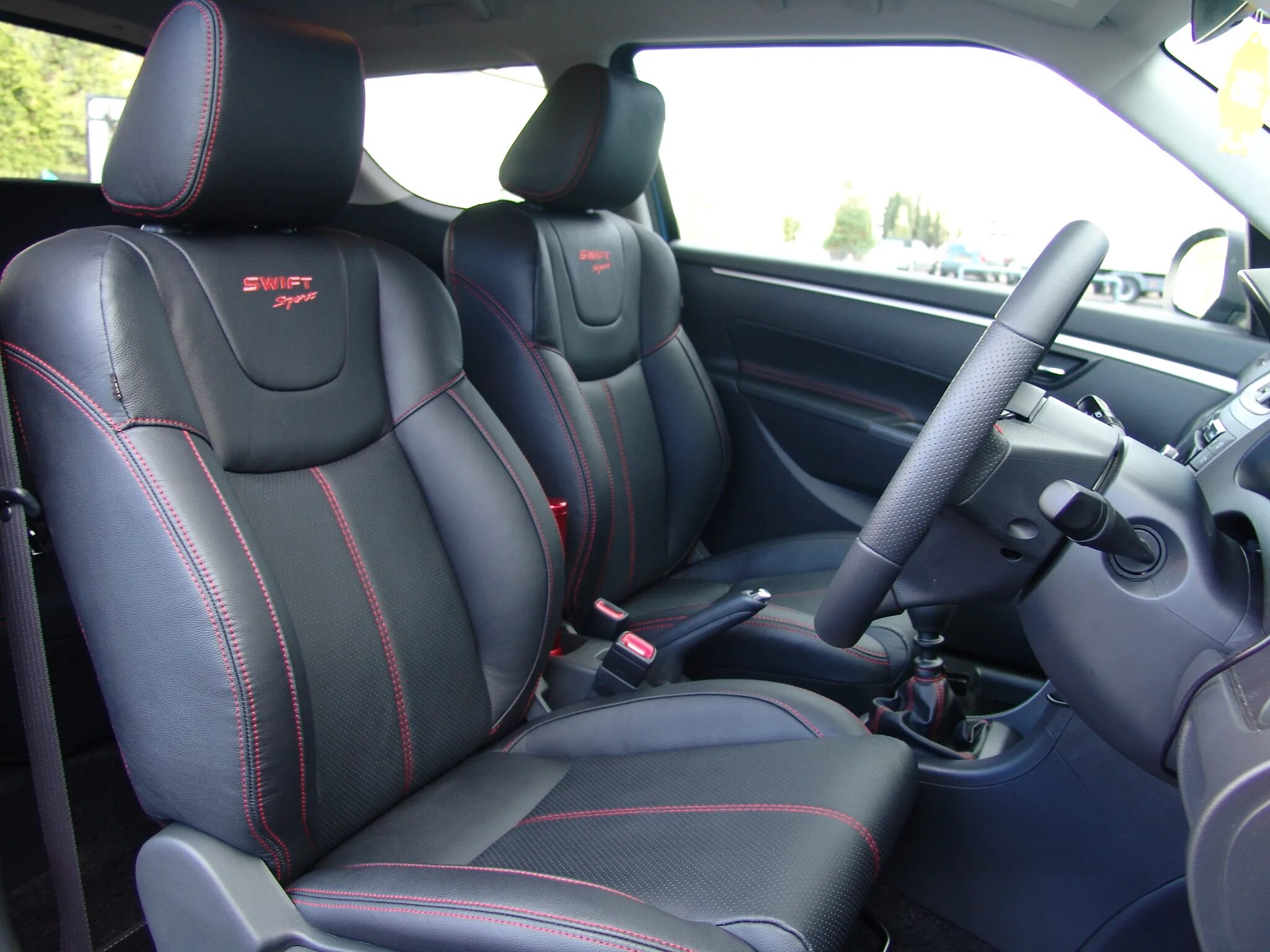Сиденья сузуки свифт. Suzuki swift gti сиденья. сиденье suzuki sport. сузуки свифт sport сиденья. сузуки свифт gti салон.