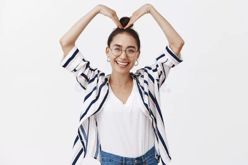 Руки домиком жест. Сердце из рук. Девушка показывает сердце руками. Руки сердцем над головой. Сердце в руках.