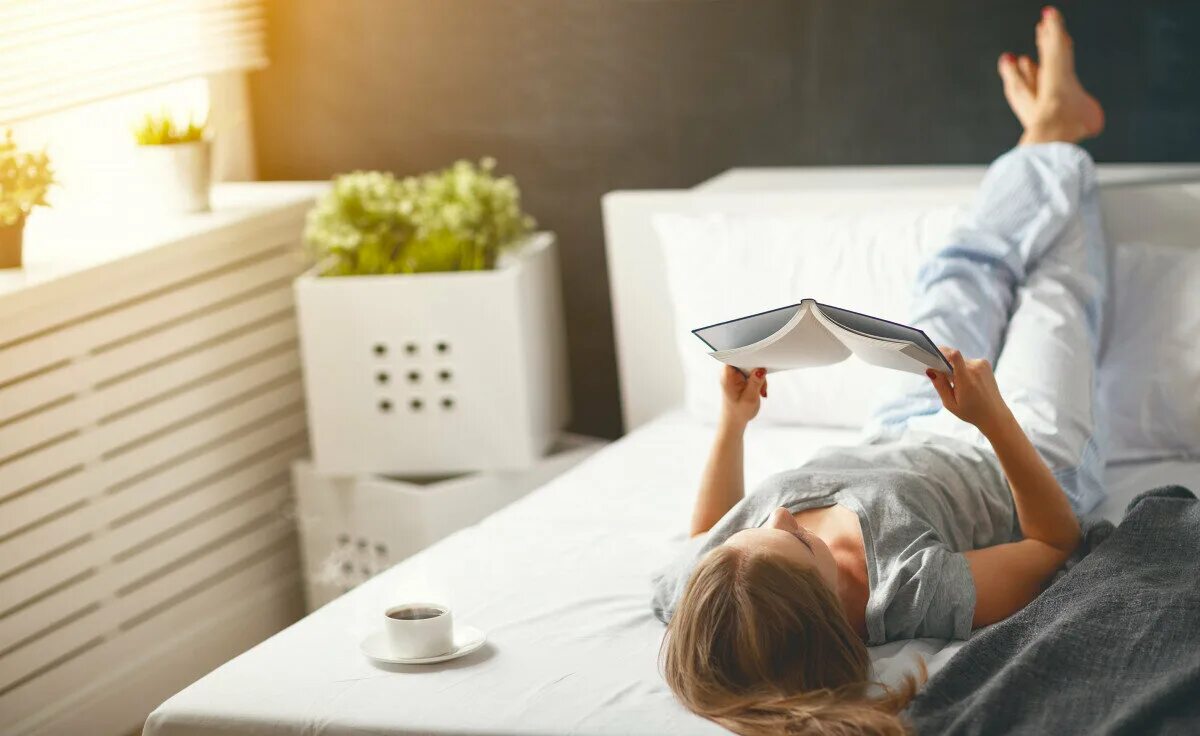 Кресло для чтения книг. Комфортно с человеком. Женщина отдыхает на диване. Комфортная жизнь. Человек отдыхает.