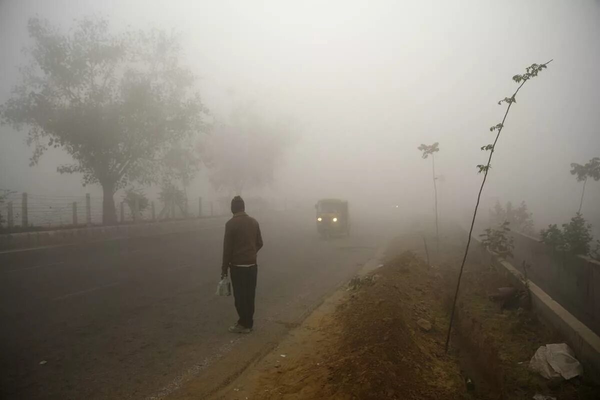 The weather is foggy. Thick fog. туман в аэропорту. foggy weather. foggy weather in the city.