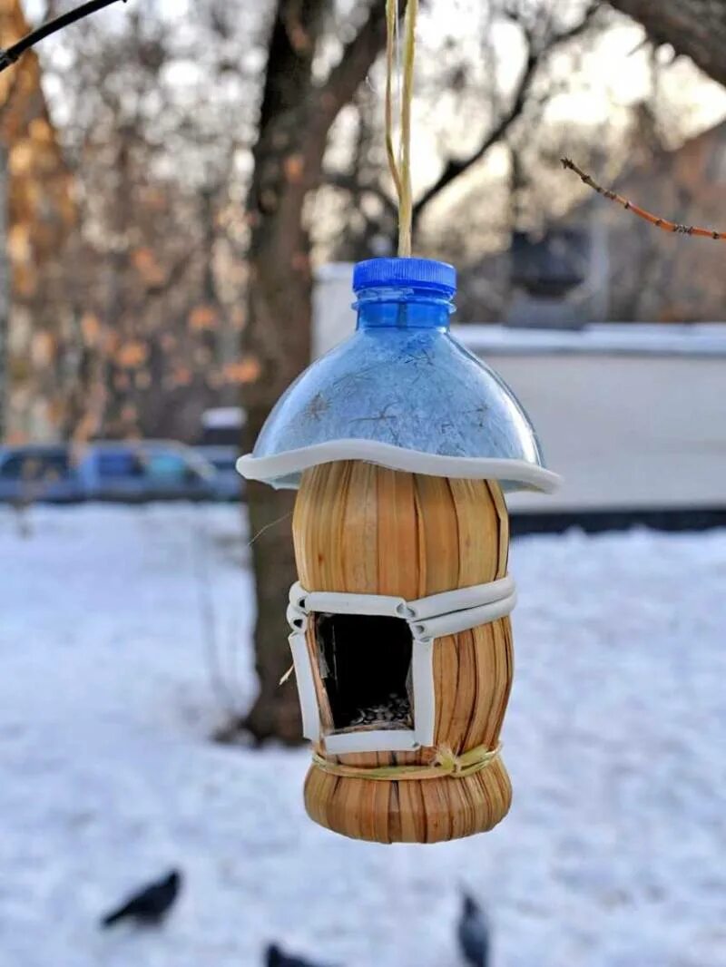 Окно из пластиковой бутылки. Кормушка для птиц. Кормушка для птиц из пластиковой бутылки. Кормушки для птиц из пластиковых бутылок. Кормушка для шпица.