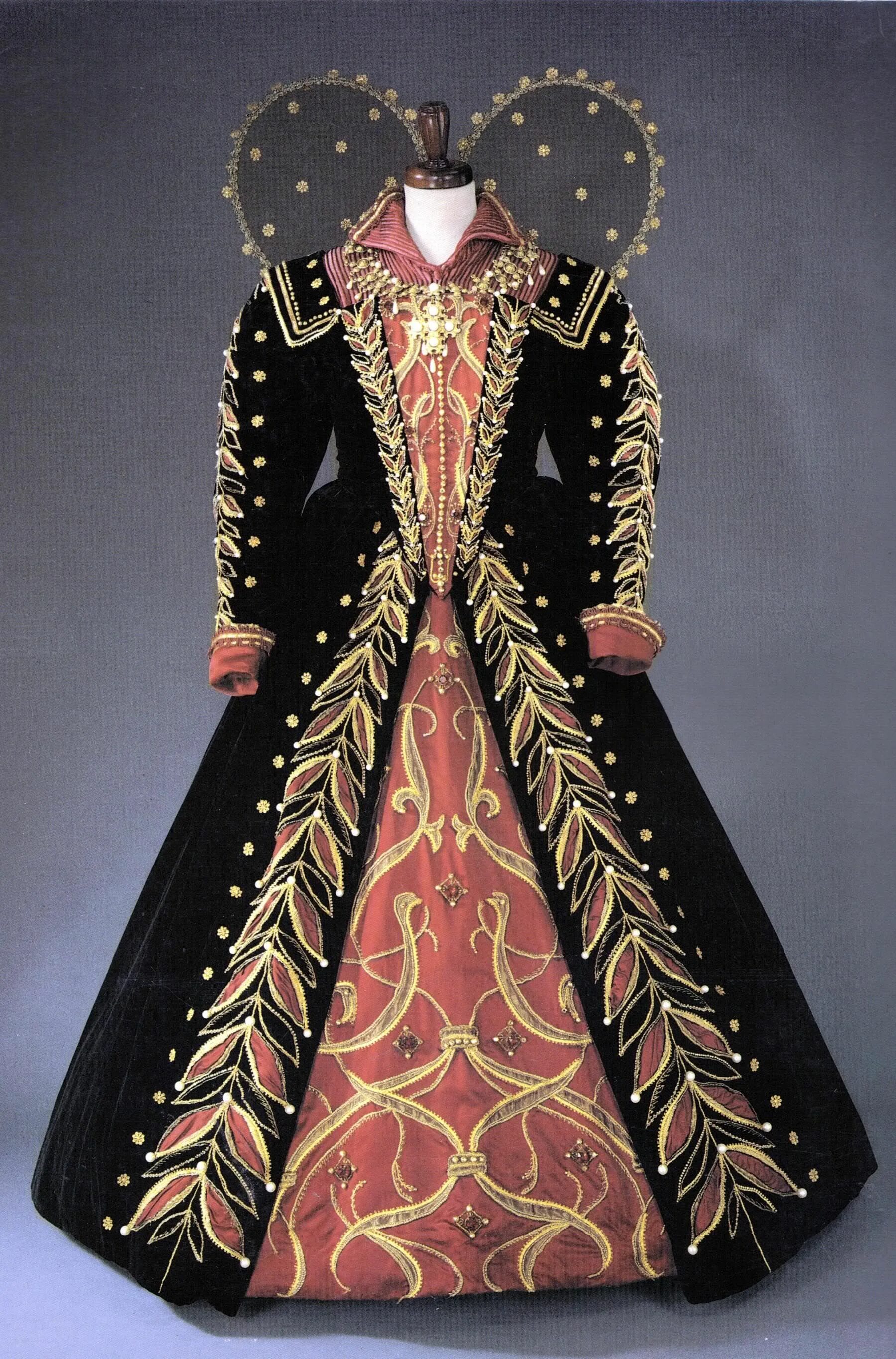 Костюм ренессанс. Одежда Королев эпохи Ренессанс. Исторический костюм. Костюм эпохи Возрождения.