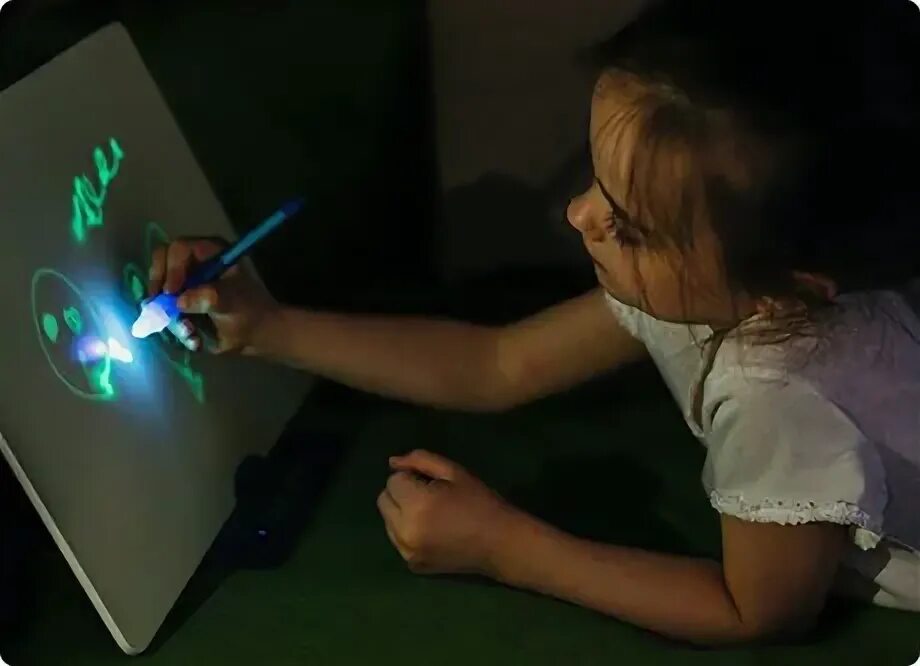 интерактивный планшет для рисования в темноте.