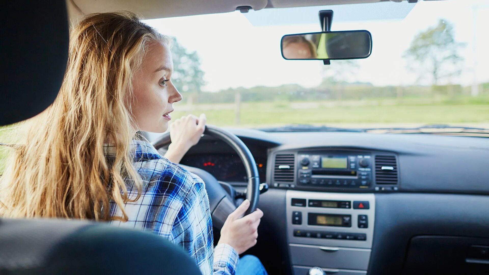 Start driving am. Женщина за рулем. Девочка за рулем. Женщина в машине за рулем. Вождение машины.