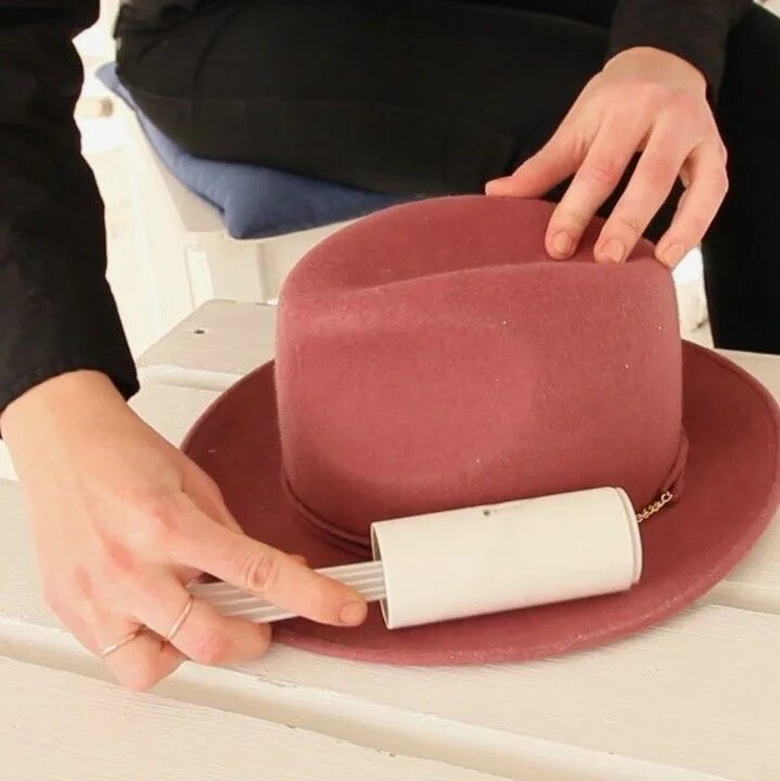 Как почистить фетр. Способы чистки фетровой шляпы. Щетка для шляпы. Надо чистить шляпки. Щетка для чистки шляп.