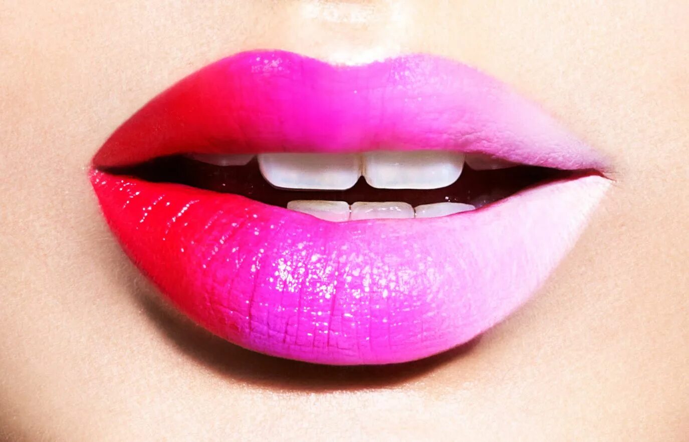 Красно розовая помада. Макияж губ. Красивые губы. Женские губы. Накрашенные губы.