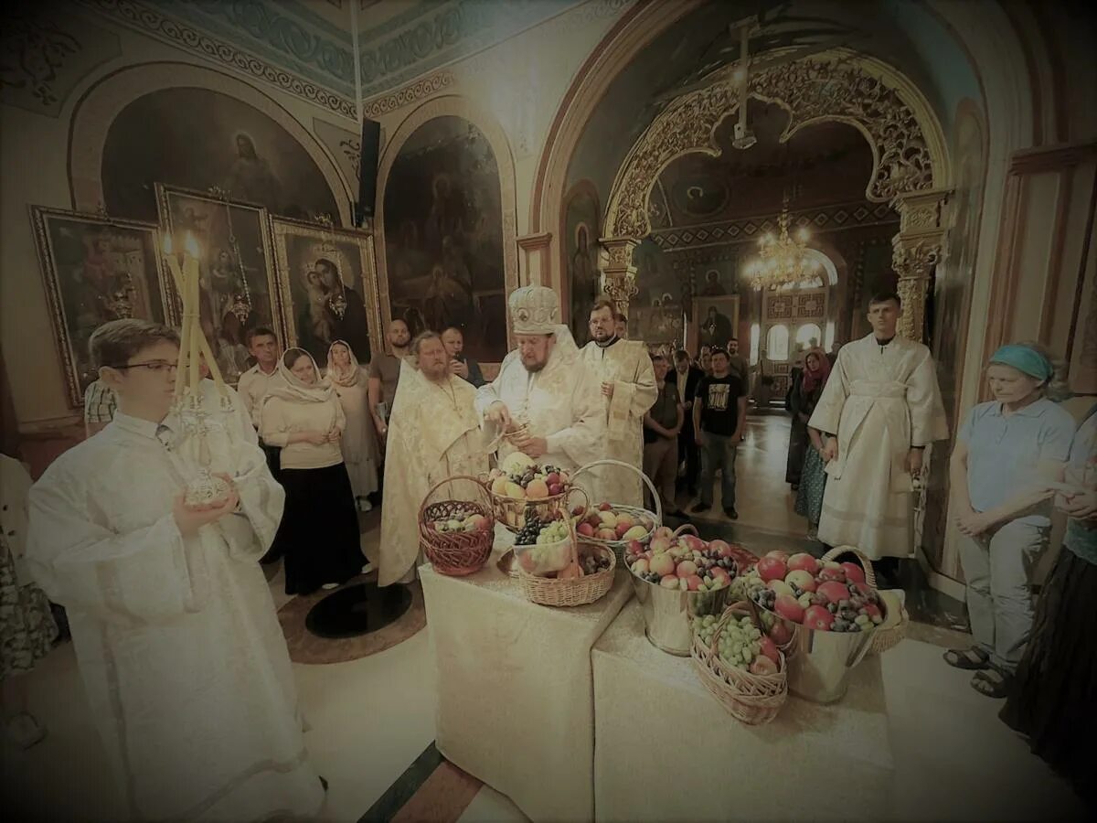 Литургия в день преображения господня. Свято место заберу тебя в церкви. Литургия в день преображения господня. Литургия преображения. Литургия преображения.