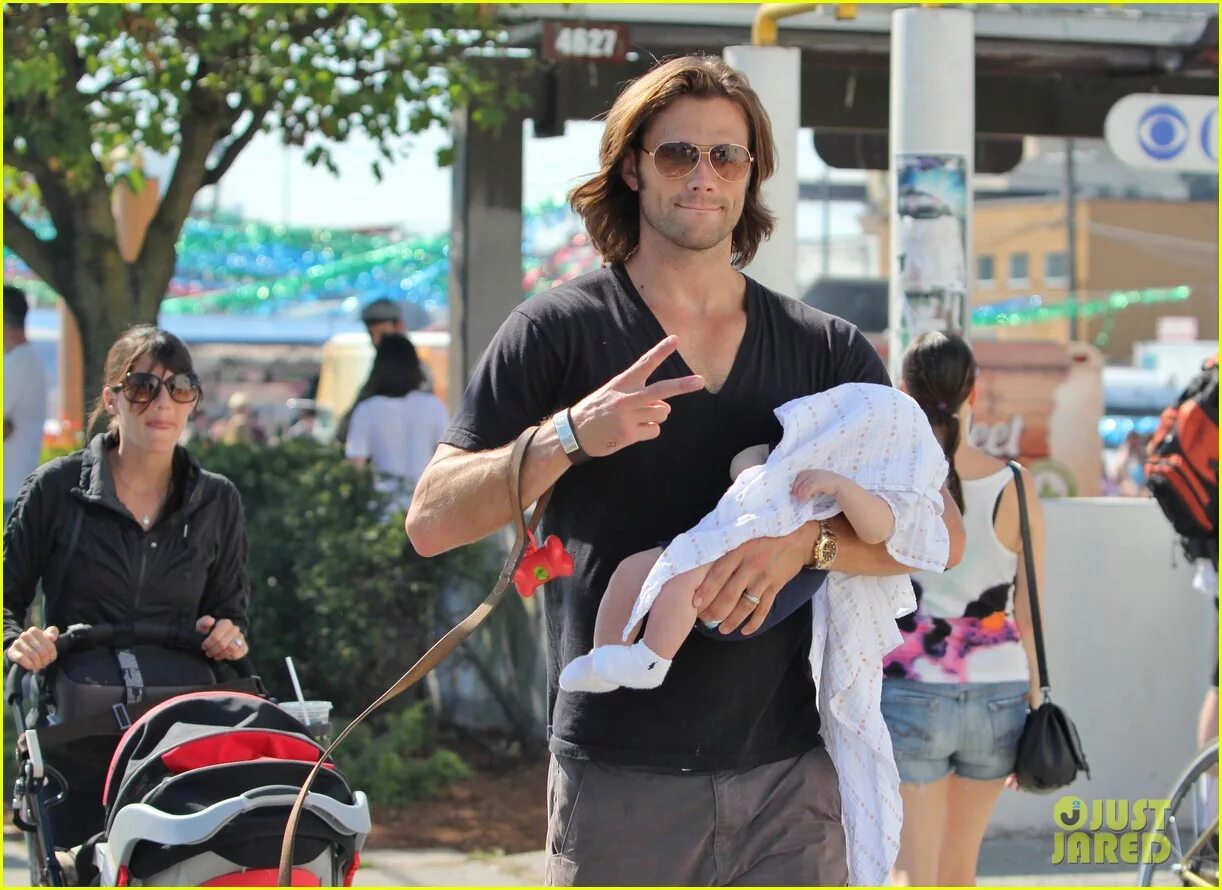 Женевьев падалеки и джаред с детьми. Джаред падалеки дети. Джаред падалеки и женевьев падалеки 2020. Джаред падалеки с семьей 2020. Женевьев падалеки и джаред с детьми.