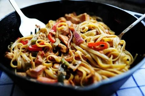 Курица с лапшой на сковороде