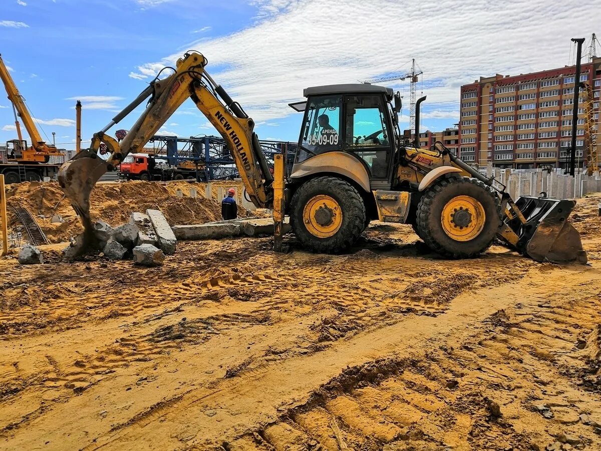 Вакансия экскаватора погрузчика москва. New Holland b115. Экскаватор New Holland b115b. Трактор New Holland b115. Нев Холланд экскаватор погрузчик 115.