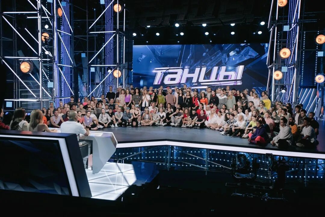 Новое спортивное шоу на тнт. Шоу танцы на тнт. Жюри танцы на тнт. Новое спортивное шоу на тнт. Танцы на тнт парень в красных носках.