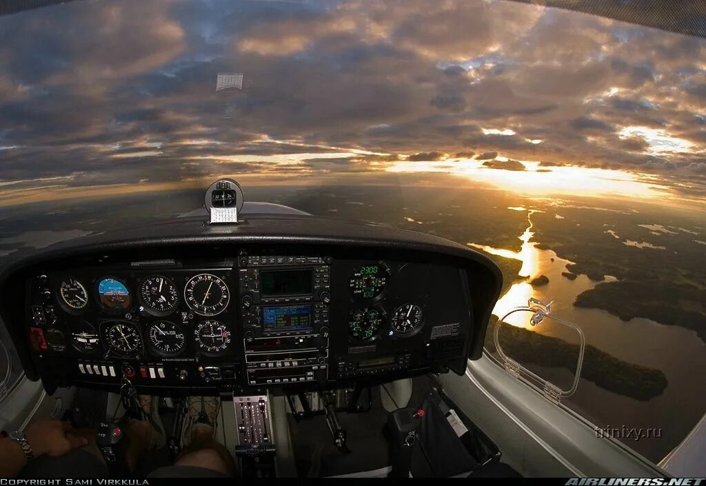 Ssj 100 кабина. Кабина пилотов аэробус 380. Пилот пассажирского самолета. Кабина пассажирского самолета. Пайлот келсон.
