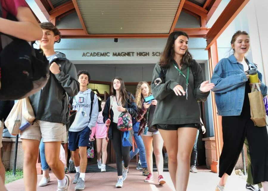 High school айфон. High school грегори. американские школьники 2025. стиль американских школьников. американские школьники 16 лет.