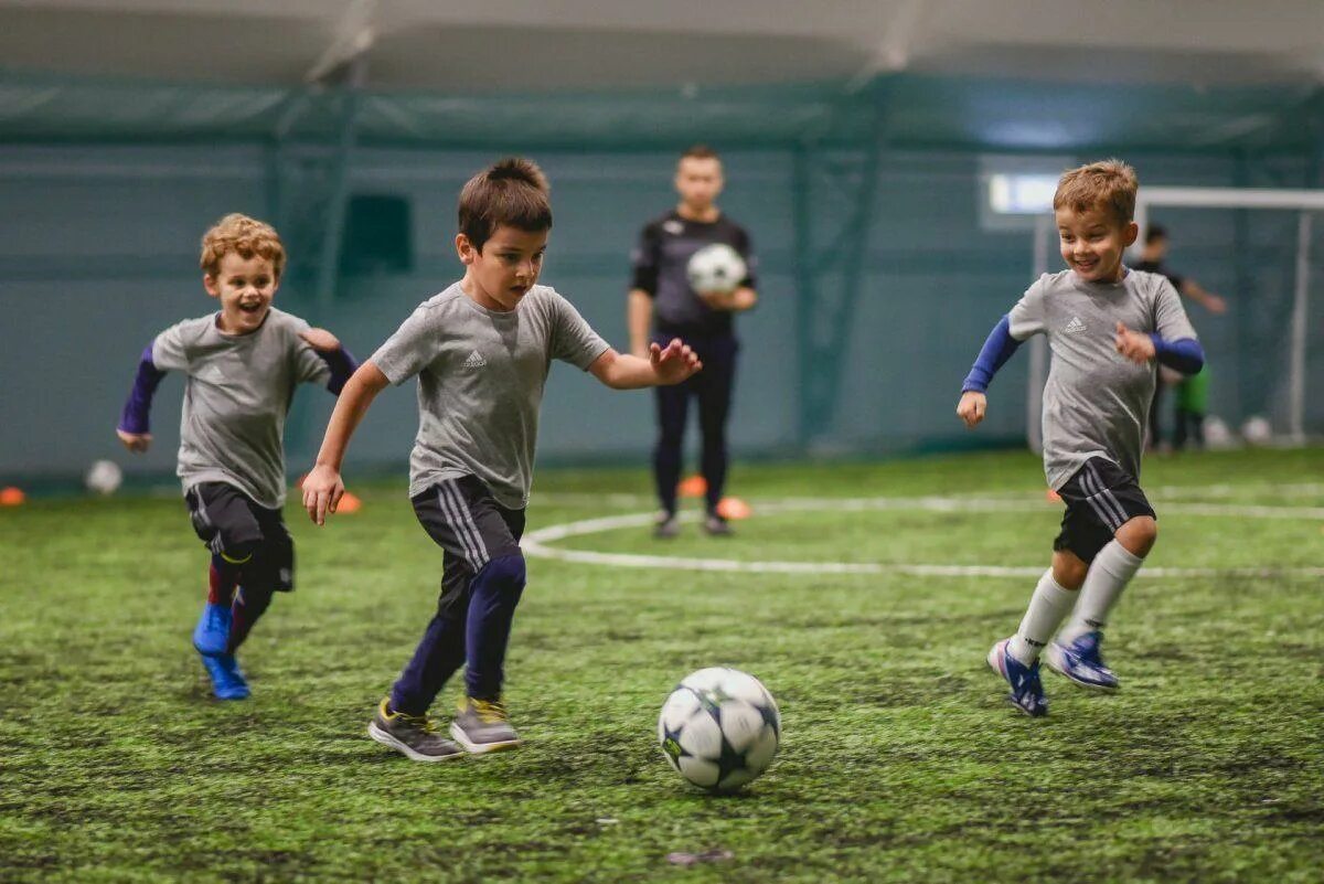 Футбол дети. Футбол для малышей. Футбольная школа. Занятия футболом для детей.