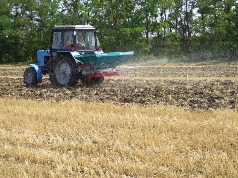 Прицепной разбрасыватель rcw 8200. Внесение минеральных удобрений. Мтз 82 с разбрасывателем удобрений. Разбрасыватель минеральных удобрений ростсельмаш. Rcw 10000 разбрасыватель.