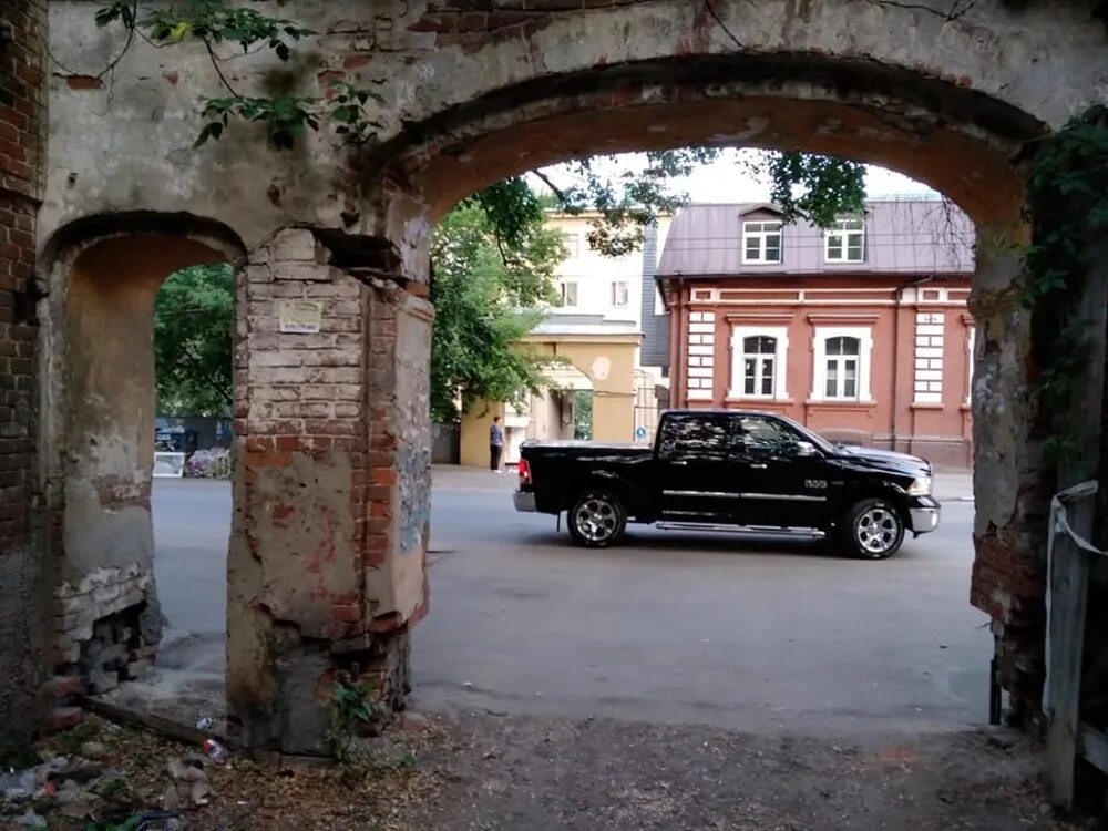 Новости арка. Арка на Лермонтова Саратов. Арка Саратов Лермонтова улица. Разрушенная арка. Разрушенные арки домов.