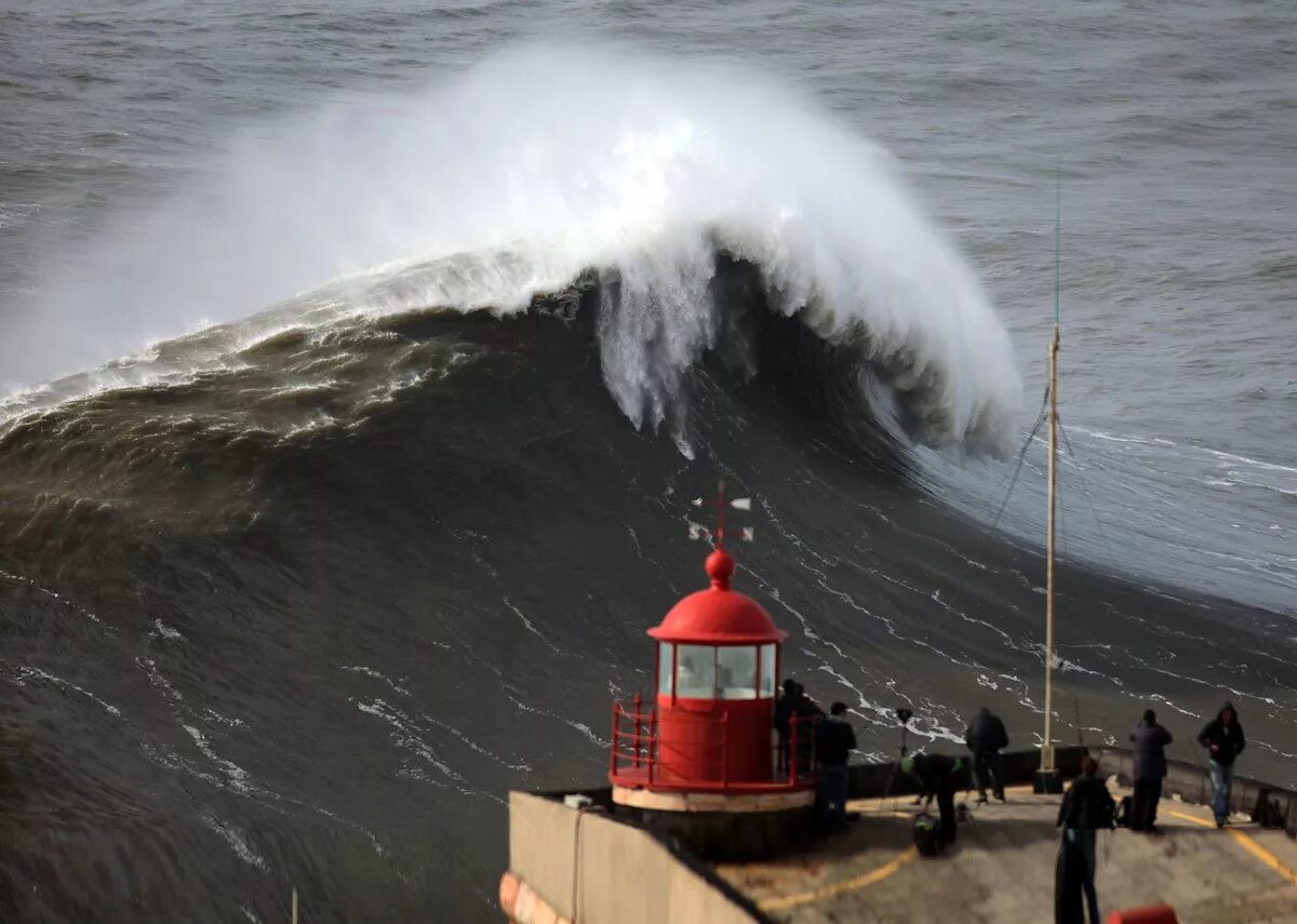 Самая высокая волна. Назаре Португалия волны. Самые большие волны в Португалии Назаре. ЦУНАМИ 520 метров. Назаре Португалия волны 30 метров.