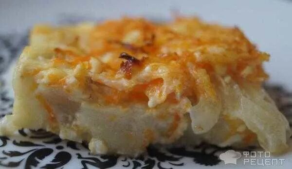 Минтай под луком и морковью в духовке. Скумбрия под сыром в духовке. Горбуша с овощами в духовке. Рыба тушеная с овощами. Рыба в духовке под луком и морковью.