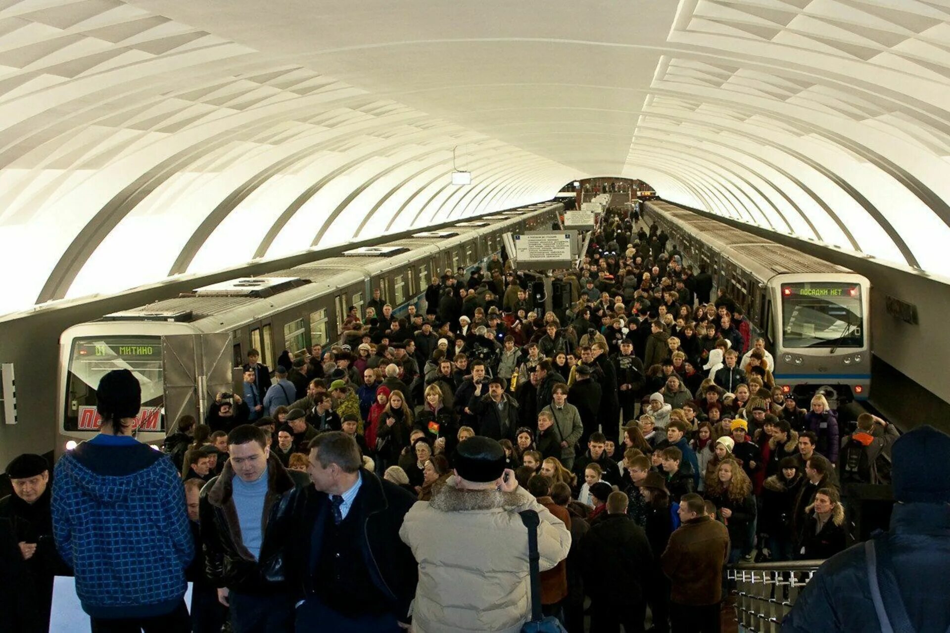 Метро москвы полное. Час пик в метро. Московское метро час пик. Люди на станции метро. Люди в метро Москвы.