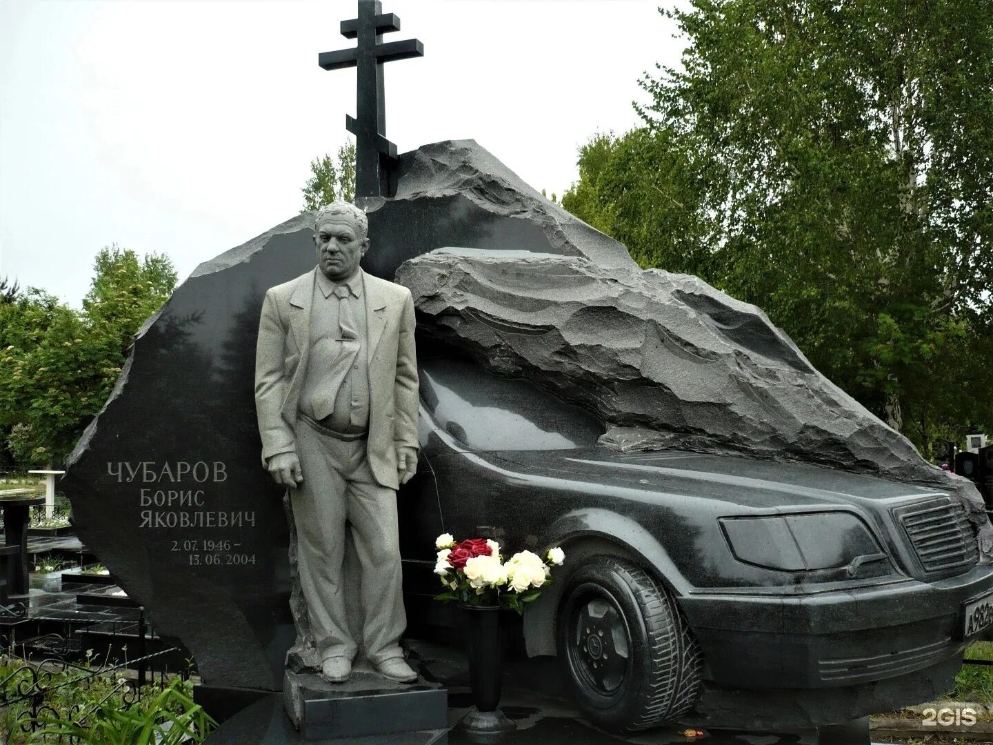 Боря газировка новосибирск. Памятник Чубарову Борису в Новосибирске. Памятник на кладбище Мерседес Клещихинском. Клещихинское кладбище Новосибирск.