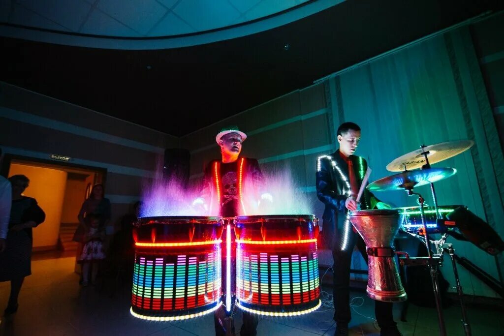 барабан с подсветкой. световые барабанщики. светящиеся барабаны. светящиеся барабаны.