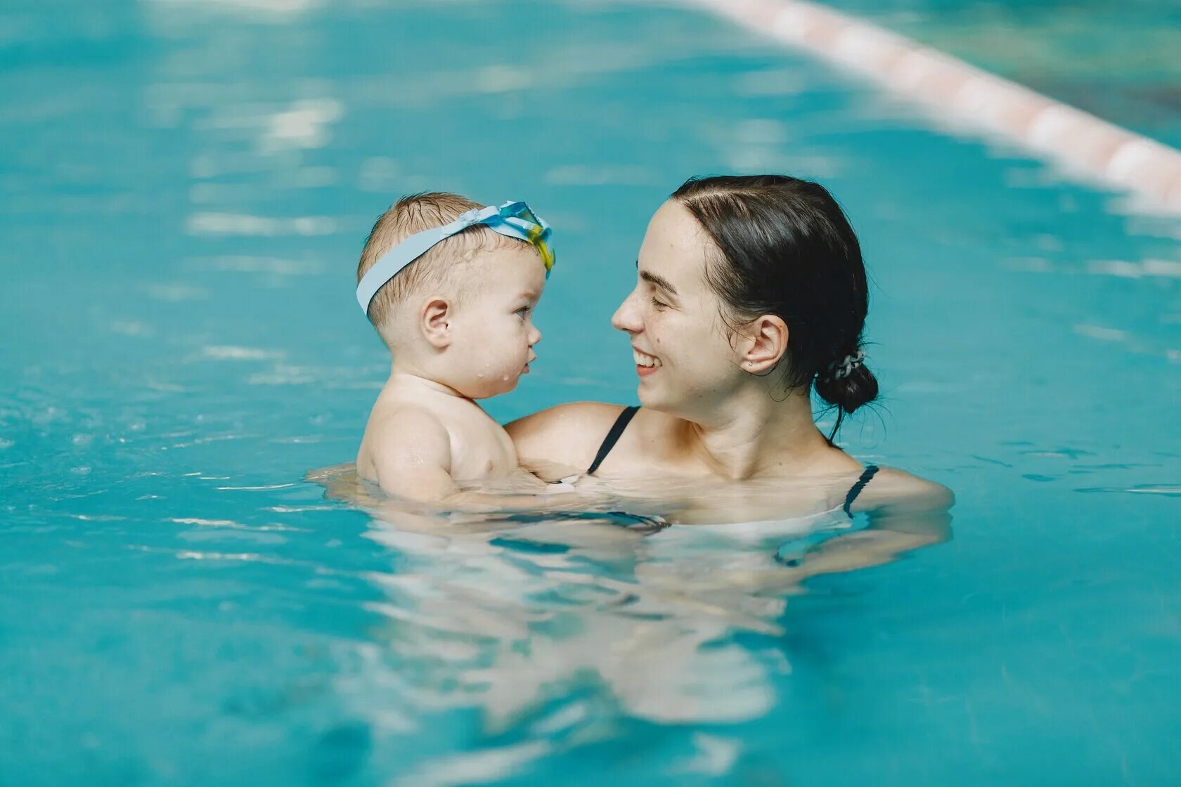 Грудничковое плавание с какого. Мама и малыш в бассейне. Купание в бассейне. Грудничковое плавание в бассейне. Дети купаются в бассейне.