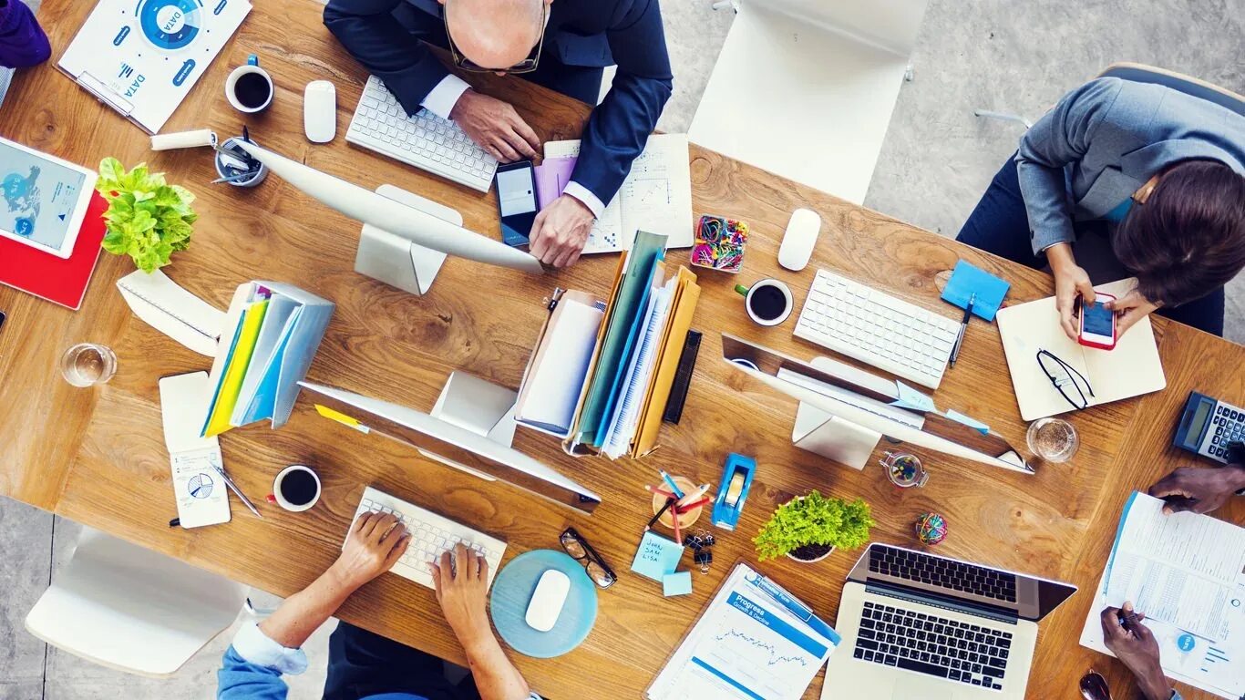 Нетворкинг миллениалы изобрели. Финтех финансовые технологии. Бренд-менеджер пространств. Самые дорогие стартапы в мире. Человек на работе.