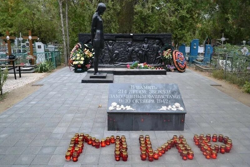Фото саласпилсского лагеря. Братская могила дети. Братская могила дети. Братская могила 214 детей в ейске. Смоленское кладбище детские могилы.
