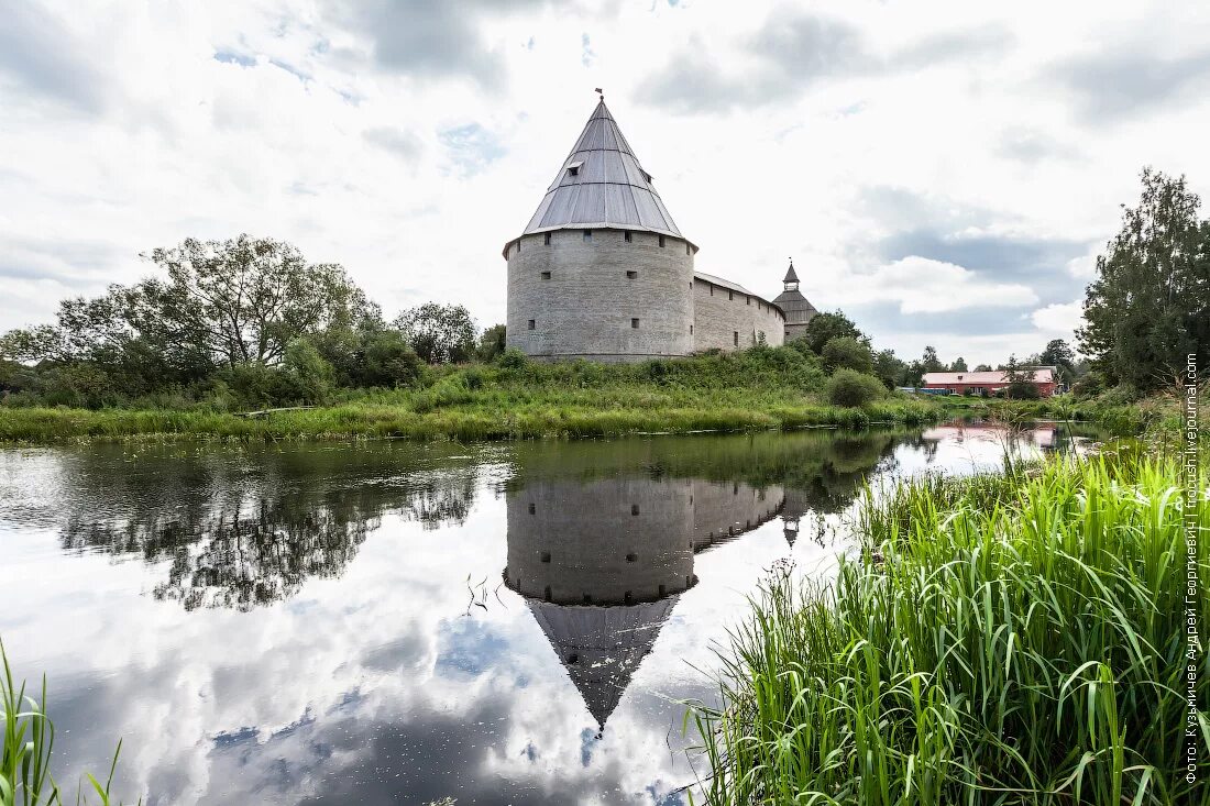 Замок типа мотт и бейли. Музей под открытым небом белгородская черта. Земляной городок. Крепость детинец великий новгород. Башни детинца великий новгород.